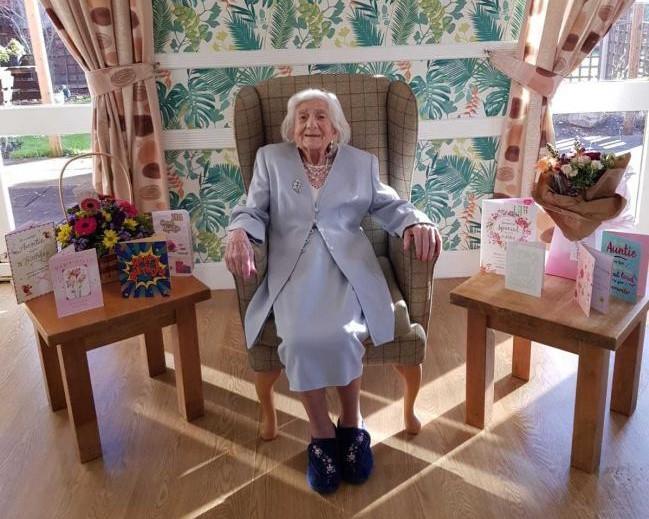 英国一名106岁阿嬷2度对抗新冠肺炎成功，并透露长寿秘诀。