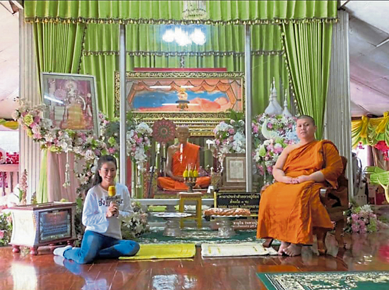 庙里还保存着高僧Luang Phor Kloy在圆寂后的不腐之身。