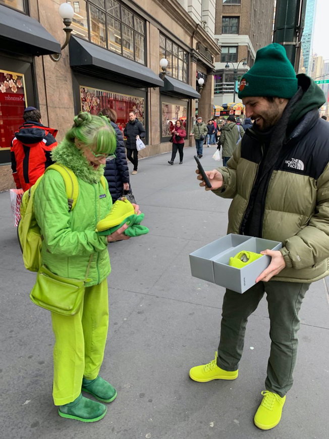 老奶奶现在是网路红人，走在路上经常遇到粉丝要求合照，还会送她礼物，当然也是绿色的。