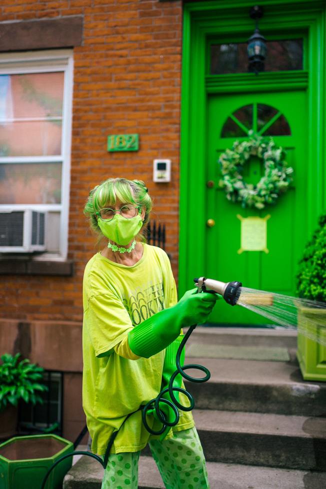 家里的前门后门、花盆、水管、手套、口罩，所有都是绿色的。