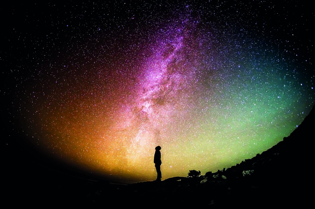 宇宙能量是延续我们生命的要素,当我们缺乏能量时就会感到疲累,所以多吸收宇宙能量,再以行动力把理想实现化。
