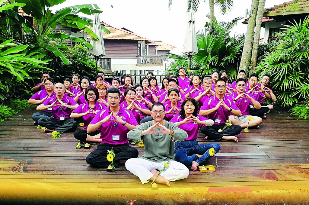 这20多年来，陈幸坚博士积极研发和推广一系列宇信深海能量石金字塔盛品，因为他深信它可以改善人类磁场。