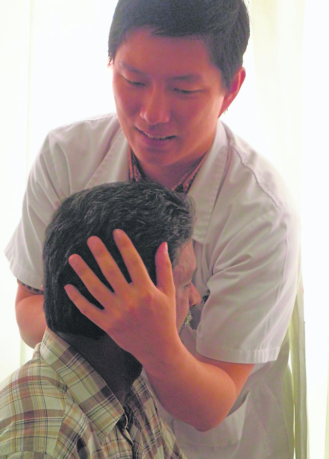 颈关节错位,除了针灸治疗外,还需要配合徒手调整来纠正错位。
