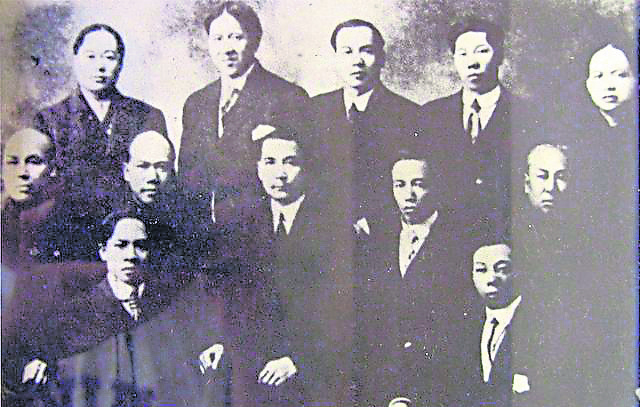 1910年，孙中山（前中）与洪门执事合影。