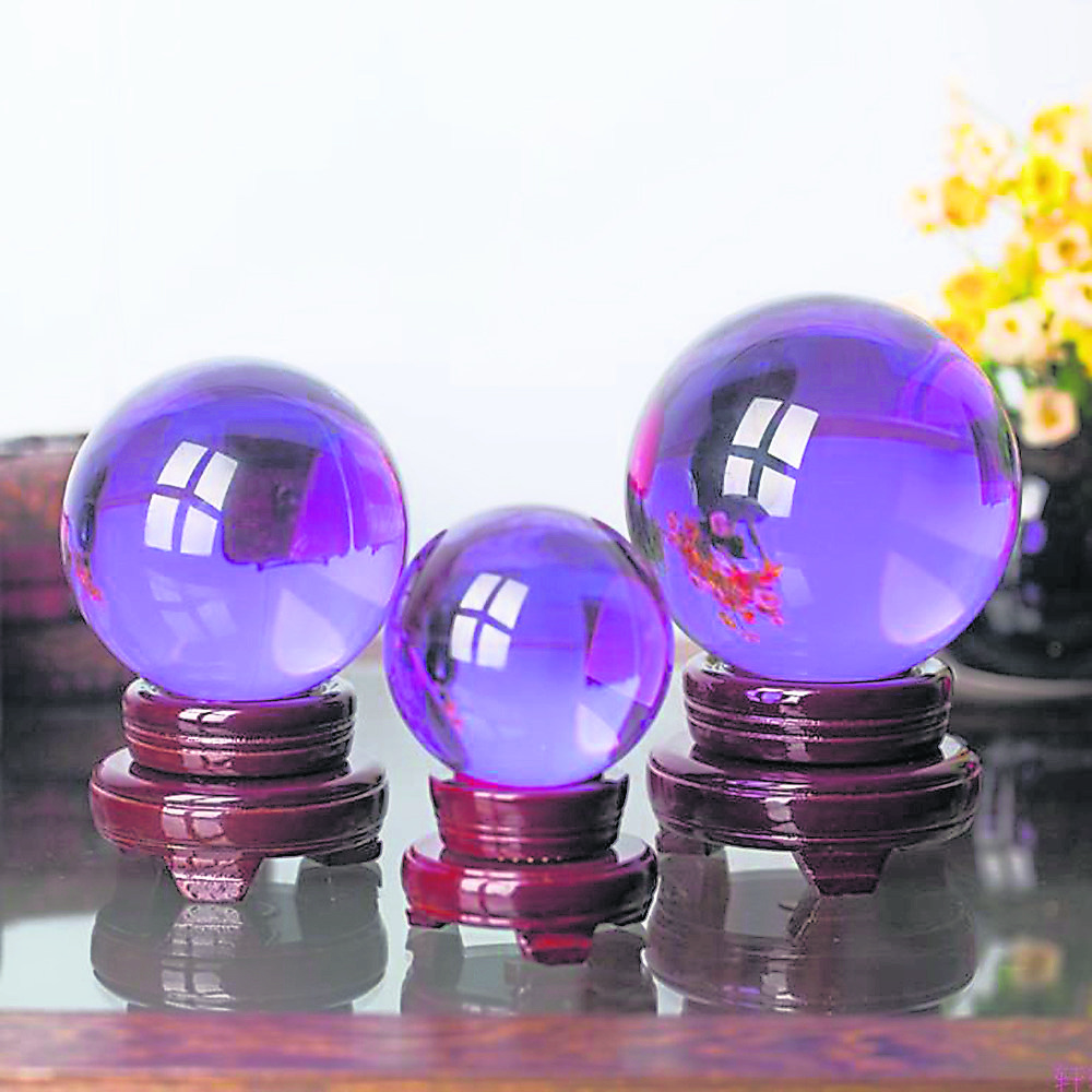 紫水晶球有很强的磁场，能帮助消除情绪困扰，对呼吸疾病、心脏病和血液循环也有帮助。