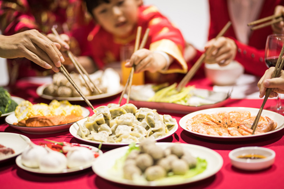 新年餐桌上吃喝过度暴饮暴食，不单会在身上堆满令人讨厌的脂肪，更可能会引致诱发一系列疾病。