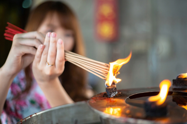 想要提升个人财运与能量，用纯天然材料香拜神，这样子神明才会来到。