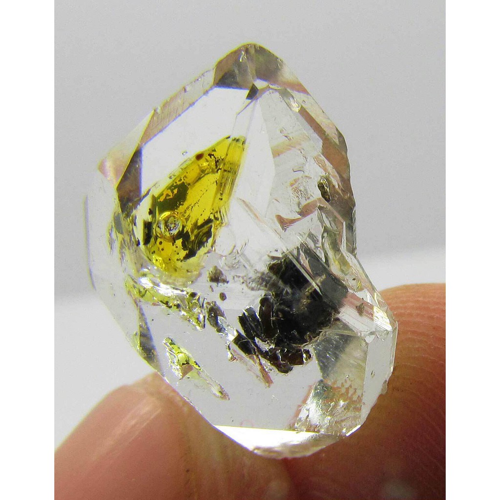 水胆水晶是水晶在形成过程中瞬间进入其中的气体、液体或石墨微粒。