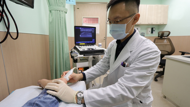 徐玮璟医师透过超音波导引为患者执行增生疗法治疗。
