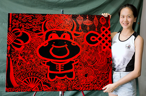 金牛座女孩黄雪媛是“牛牛画廊”的创办人，怀抱热情洋溢及努力态度完成自己的梦想。