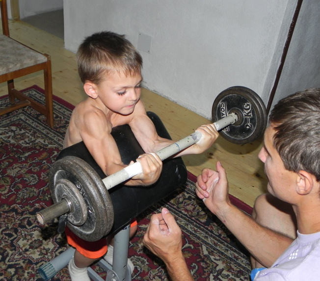 国外健身肌肉小男孩图片