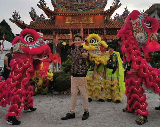 推出《牛转乾坤赚大钱》的新年贺岁专辑，MTV除了动用约100人拍摄，还有舞狮、舞龙大场面。