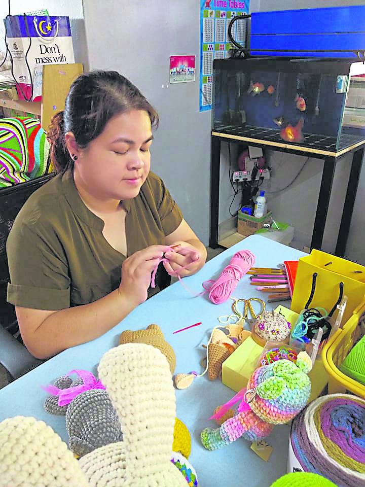 【创业路】巧手"织女" 用针线钩织出奇幻世界 | 新生活报 - ilifepost