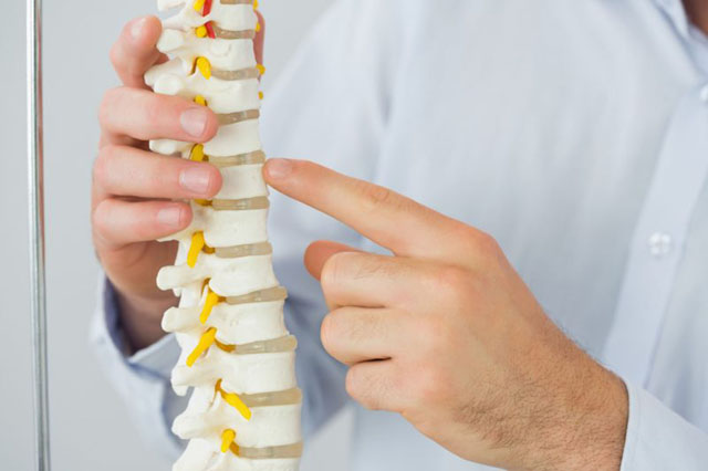 部分腰背痛与脊椎问题有关，例如关节退化或椎间盘突出。