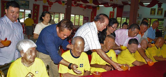 前往老人院探望老人家,和他们相处并了解他们所需要帮助的地方。