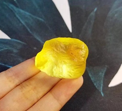 利比亚黄金陨石颜色很多种,从浅黄色、蜂蜜色或带一点点绿的黄色、乳白色到灰黑色都有,其中以黄色最受欢迎,原因当然就是招财啦!