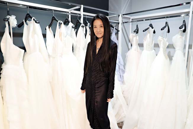 因为当年结婚寻找不到合适的婚纱，Vera Wang便自己动手设计，没想到造就她成为现在的婚纱女王。