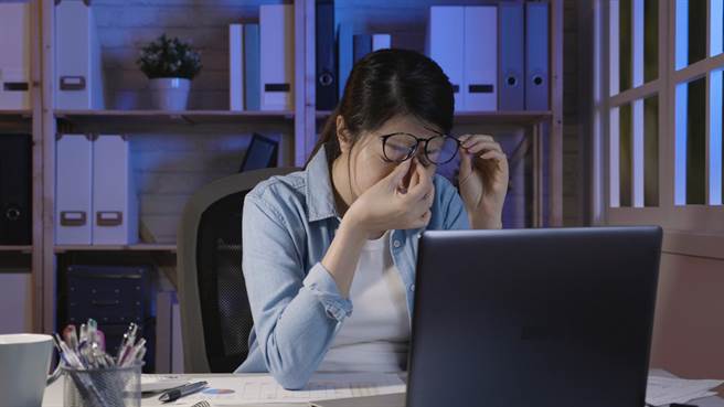 熬夜对身体健康的威胁很大,应该尽可能改掉熬夜的习惯。