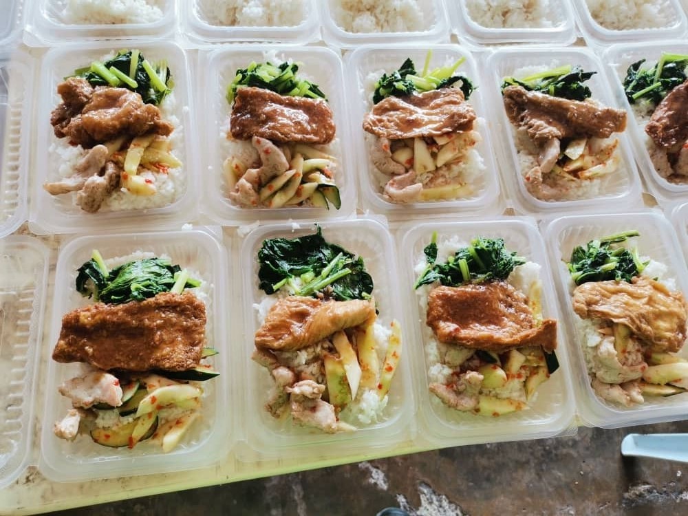 南洋报业基金志工派发食物给芙蓉弱势居民(Bukit Berlian Flat, Seremban)。