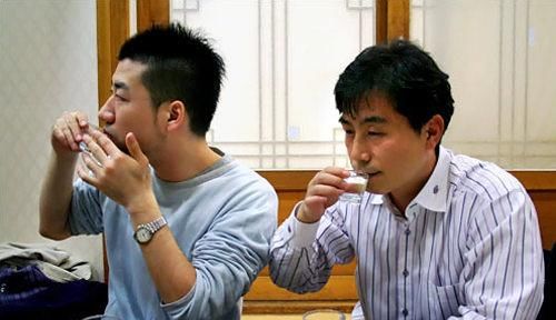 为了尊重前辈,身为后辈喝酒要遮着酒杯和转身!