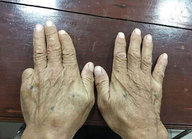 70岁老人公园下棋 露"超炫纹身"爆红网路