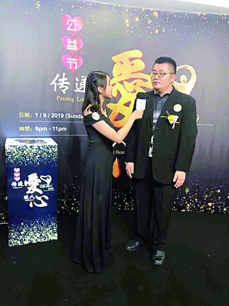 大师说,传递爱心是一种修行,影响更多人行善是一种大功德。