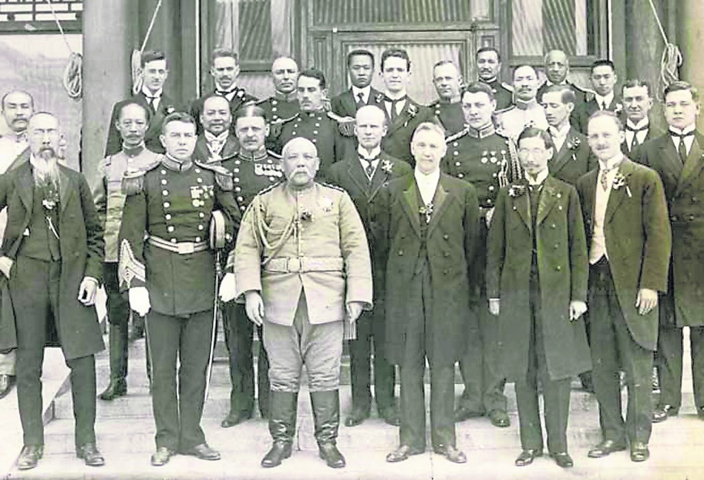 1913年10月10日袁世凯夺取孙中山的革命果实，正式就任中华民国大总统。