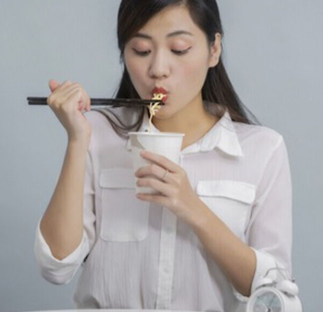 在商场上工作繁忙、压力及三餐不定时者,容易引起脚板突然肿起来。