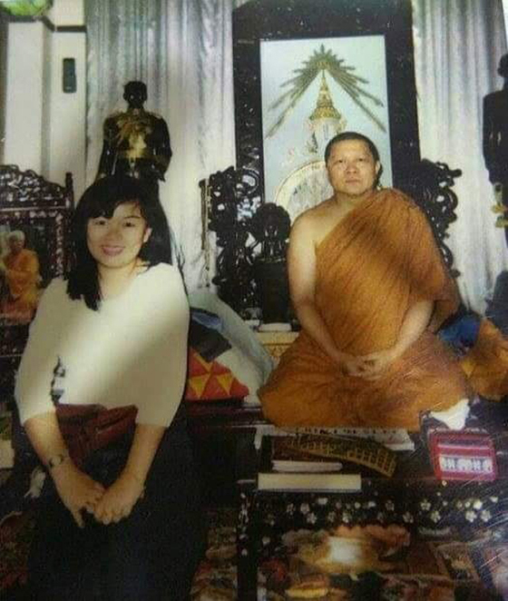 Nareerat在几年前曾在泰国修行两年，并把握机会研究每间寺庙，未经确认真伪的和尚，她绝对不会盲目跪拜。