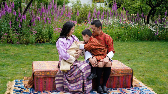 2020年6月尾，不丹王室宣布国王和王后的第二位王子出生，一家四口合照十分温馨。