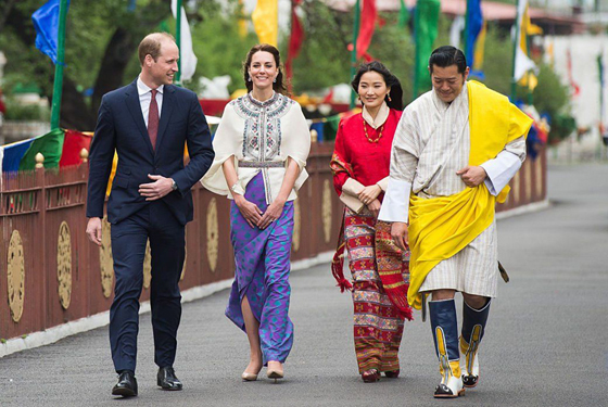 外国传媒不时将英国王室威廉王子和凯特跟不丹国王和王后比较。2016年，威廉王子和凯特访问不丹，两对眷侣惺惺相惜，仿佛都是来自童话的故事一样。