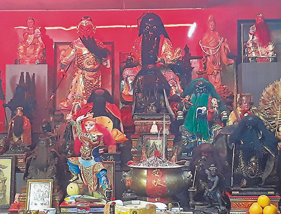 巴生福靈宫是一间住家神庙,治病灵验事迹经广传后,上门求助的善信络绎不绝。