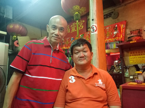 曾经饱受癌症折磨的詹雅胜亲身认证,大二伯爷和孝子爷将他从鬼门关救了回来,如今身体已在逐渐康复中。