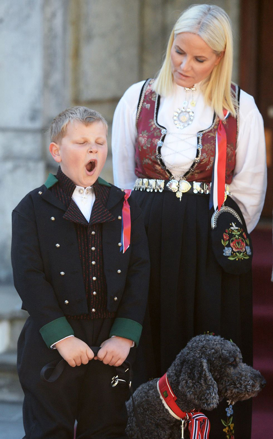与传统的英国皇室不同，挪威皇室从不遮掩自己“自然的一面”，外国媒体经常在公众场合捕捉到他们淘气又可爱的模样。