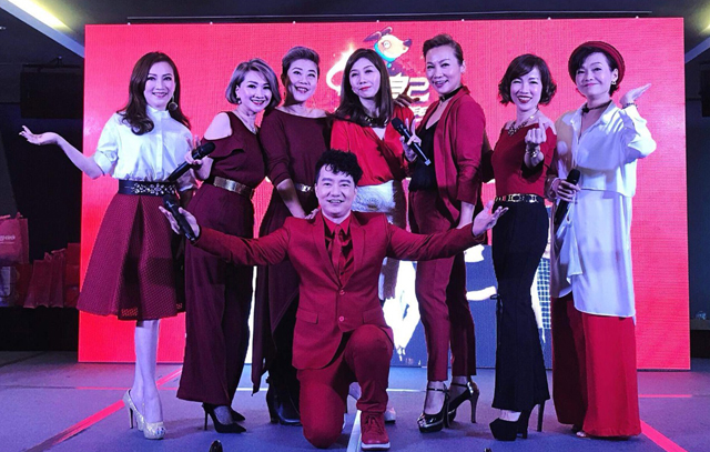 能够在歌唱比赛得奖的石鲡仪(后图右三),背后付出比别人更多努力,才能有今天的成就。