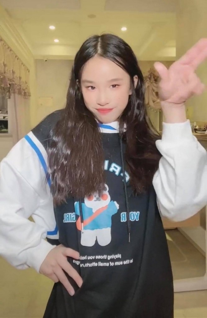 张庭12岁女儿"颜值大进化" 近照曝光网友全改观