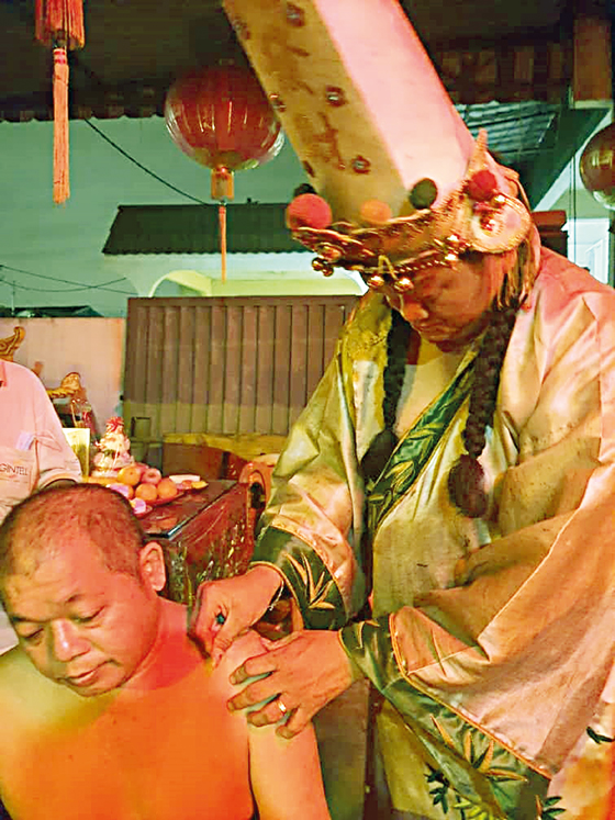 福靈宫宫主兼大二伯爷乩童白马师父原是法主公的乩童,后来被大二伯爷和孝子爷附身给善信问诊治病。