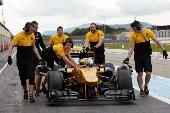 79岁时以“最高龄F1赛车手”身份,驾着800马力的赛车重回赛道,当她下车的那一刻,许多人露出一脸佩服的表情。