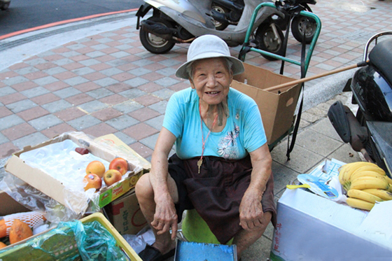 倪嬷日子虽苦，但仍乐观豁达，遇到需要帮助的街友，还会免费请吃水果。