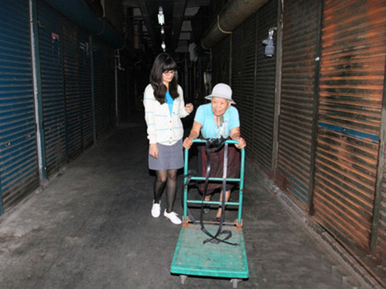 高龄95岁的阿嬷推起推车特别吃力，有时热心民众和街友会帮忙她运送水果。
