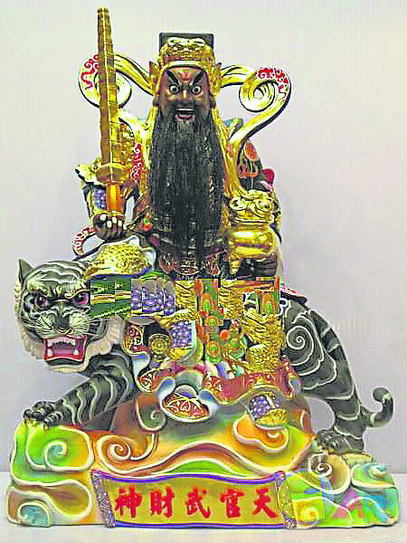 坊间所奉的赵武财神像造型很多,现今大多黑面浓须,形态威武,右手执鞭,左手捧聚宝盆,端坐虎背之上。
