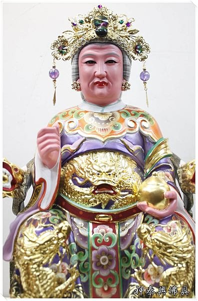 骊山姥母原本风华绝代,秀媚无比,传闻秦始皇曾在骊山上偶遇到骊山姥母惊为天人,一时心生恶念受到了姥母的惩罚,此后姥母老化了自己的仙貌。