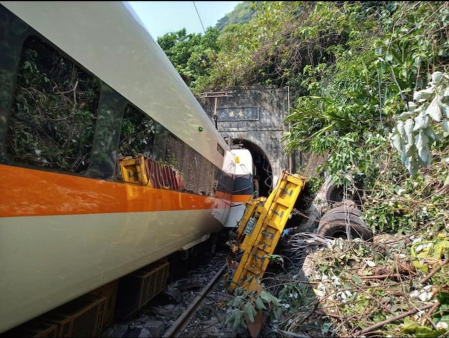工程车疑似没有停稳，从旁边的上坡滑落至火车轨道上，引起列车撞击，造成此次重大事故。