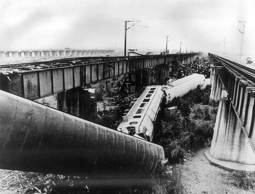 1981年自强号列车坠河事故。