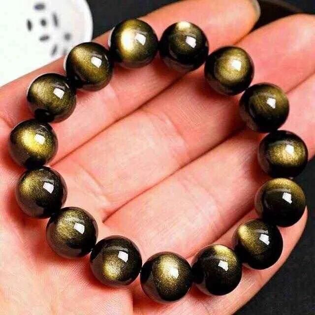 金曜石从晶体内部散发出金色的“眼”,就像一层金沙,而在金沙外面还有一层层红色的云围绕在四周,异常漂亮,因为产量极少,相对来说更为名贵。