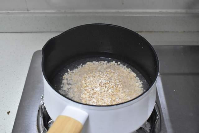 燕麦经过煮的程序，才能产生可以降低胆固醇的功效。