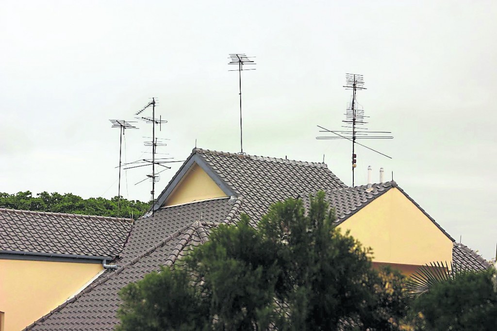 从住家窗户、阳台向外看,某些角度若刚好对到无线杆时,即产生住家风水中的“蜈蚣煞”。