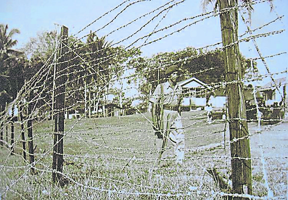 1949年后，大批华人被驱入用铁刺网围起来的新村。