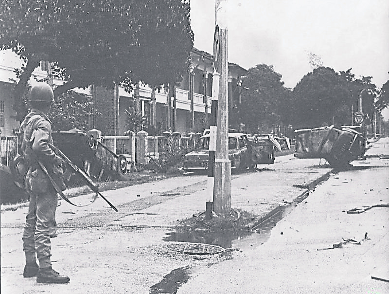 1969年5月13日,马来西亚爆发种族流血冲突事件,造成数百人伤亡。