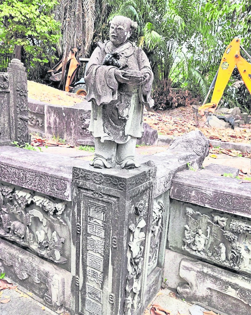 靠近墓碑的左右墓手柱子,各竖立一个不同造型的婢女, 颇有显耀大户之家和有权贵者气概。